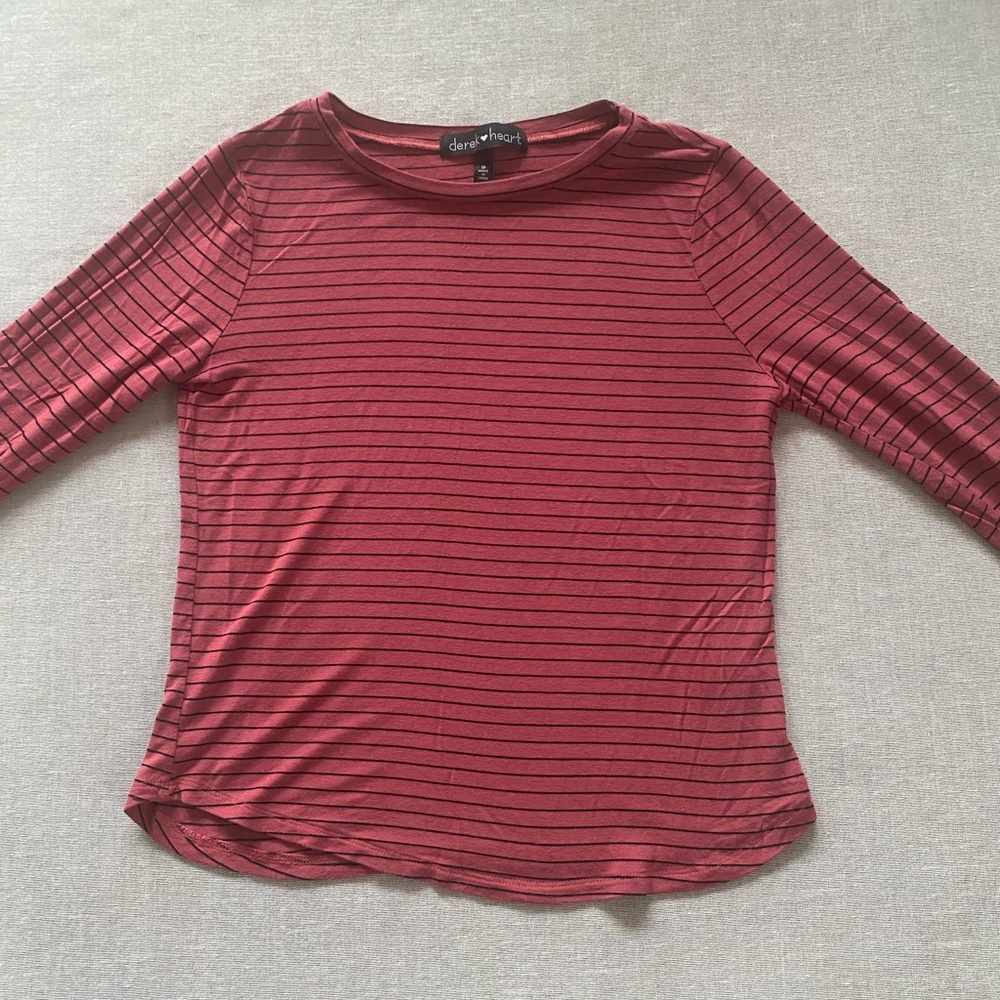 Derek Heart mauve striped casual basic top.